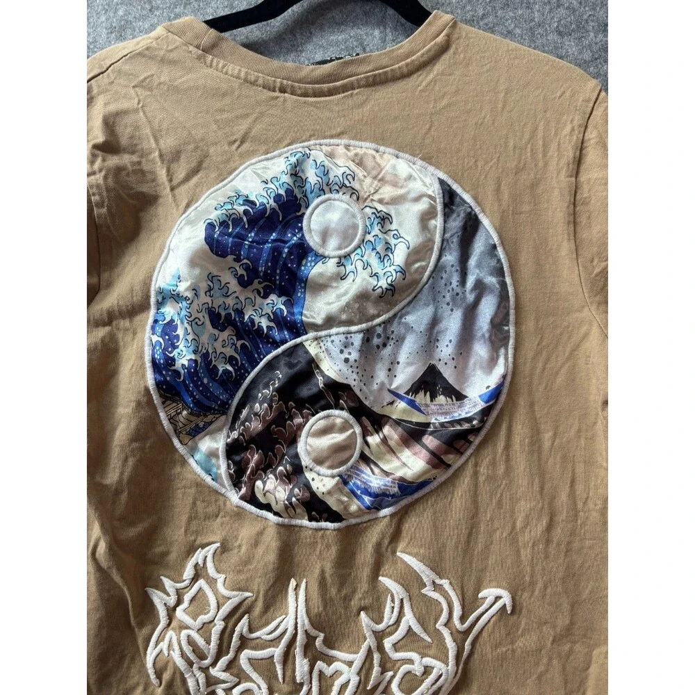 Rebel Vengeance Great Wave Yin Yang T-Shirt Men’s M Tan Embroidered